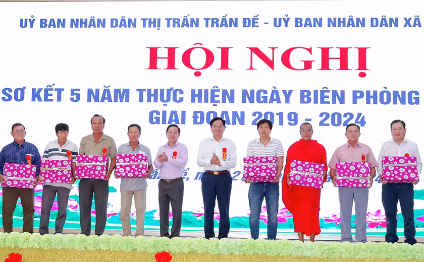Tặng quà cho các cá nhân điển hình tiên tiến trong tham gia xây dựng khu vực biên giới vững mạnh