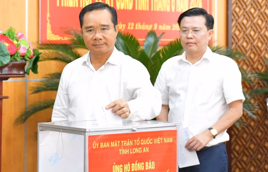 Bí thư Tỉnh Ủy Long An Nguyễn Văn Được và Phó Bí thư Tỉnh Ủy Nguyễn Thanh Hải đóng góp ủng hộ đồng bào bị thiệt hại do bão số 3.