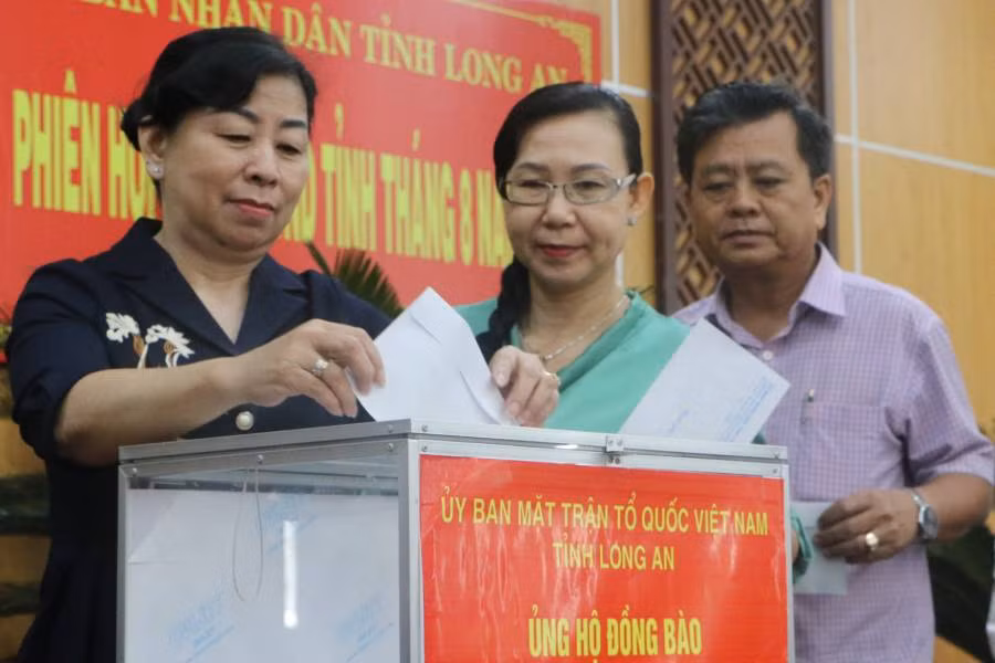 Lãnh đạo các các sở, ngành tỉnh đóng góp ủng hộ đồng bào bị thiệt hại do bão số 3 gây ra tại các tỉnh phía bắc.
