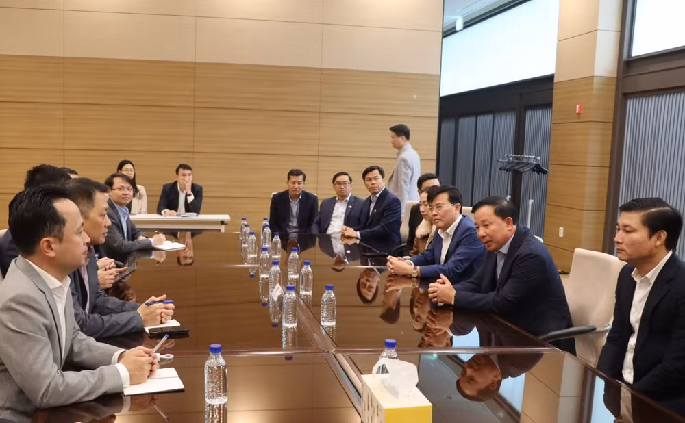 Quang cảnh buổi làm việc của đoàn công tác tỉnh Long An tại Đại sự quán Việt Nam tại Hàn Quốc Quang cảnh buổi làm việc của đoàn công tác tỉnh Long An tại Đại sự quán Việt Nam tại Hàn Quốc