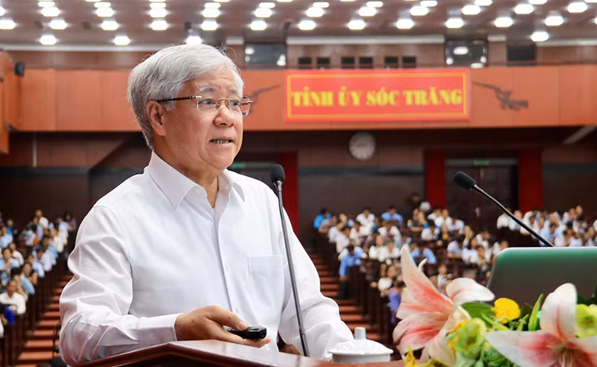 Đồng chí Đỗ Văn Chiến giới thiệu nội dung cuốn sách của Tổng Bí thư.