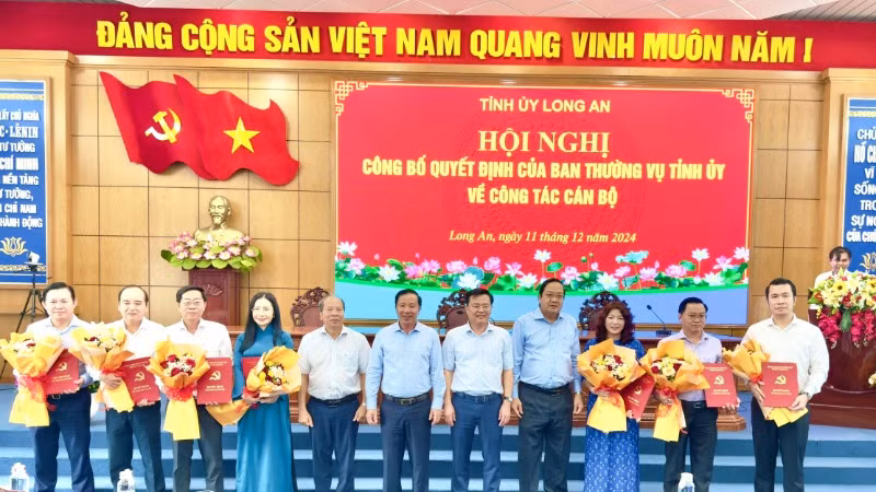 Lãnh đạo Tỉnh ủy và Ủy ban nhân dân tỉnh Long An trao các quyết định cho 7 cán bộ được điều động và bổ nhiệm. 