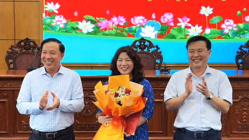 Lãnh đạo Tỉnh ủy và Ủy ban nhân dân tỉnh Long An trao quyết định và hoa cho Nguyễn Thị Út Thủy. Lãnh đạo Tỉnh ủy và Ủy ban nhân dân tỉnh Long An trao quyết định và hoa cho Nguyễn Thị Út Thủy.