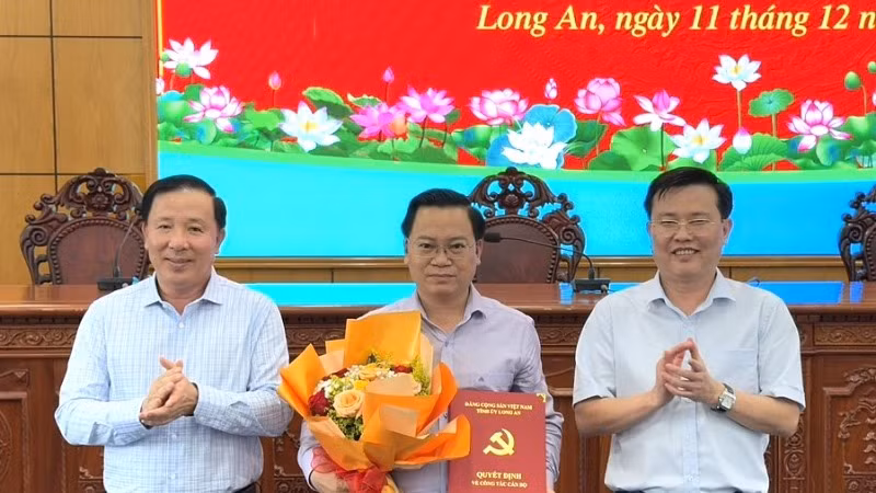 Lãnh đạo Tỉnh ủy và Ủy ban nhân dân tỉnh Long An trao Quyết định và hoa cho ông Nguyễn Hồng Phúc. Lãnh đạo Tỉnh ủy và Ủy ban nhân dân tỉnh Long An trao Quyết định và hoa cho ông Nguyễn Hồng Phúc.