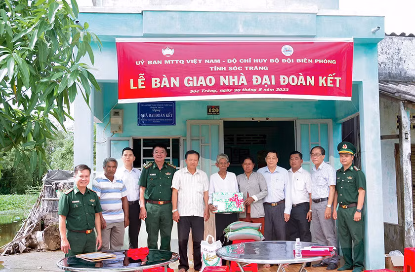 Bàn giao nhà cho gia đình bà Thạch Thị Út, phường 2, thị xã Vĩnh Châu. 