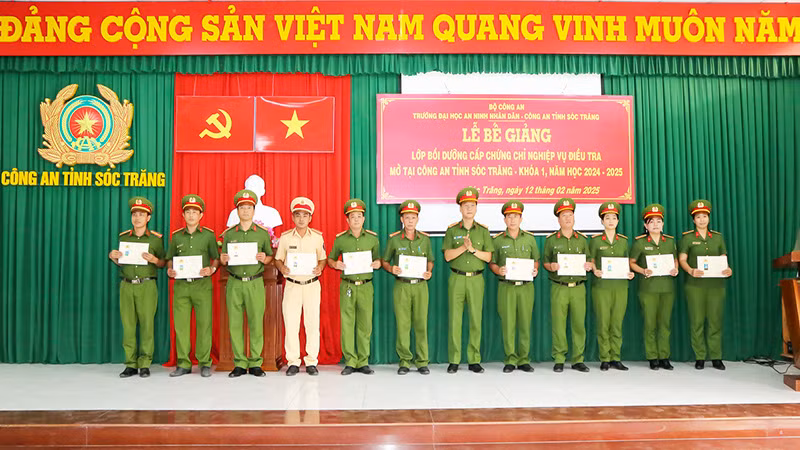 Đại tá Bùi Đức An - Phó Giám đốc Công an tỉnh Sóc Trăng trao chứng chỉ cho các học viên.