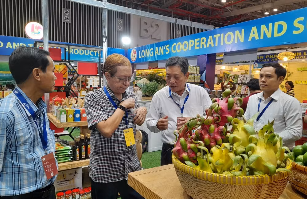 Lãnh đạo Sở Công thương Long An trao đổi với nhà khoa học về sản phẩm nông sản sản xuất tại Long An.