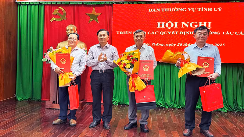 Chủ tịch Ủy ban nhân dân tỉnh Sóc Trăng Trần Văn Lâu trao quyết định nghỉ hưu cho các cán bộ.
