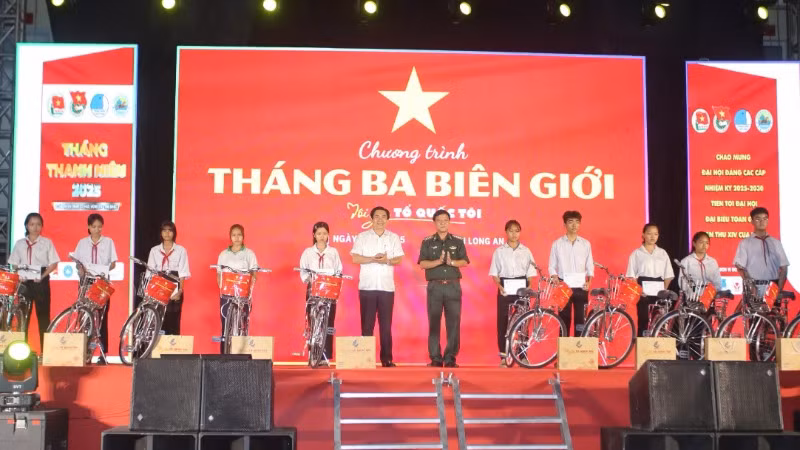 Trao xe đạp cho học sinh có hoàn cảnh khó khăn tại xã Quý Quý Tây, Đức Huệ, Long An
