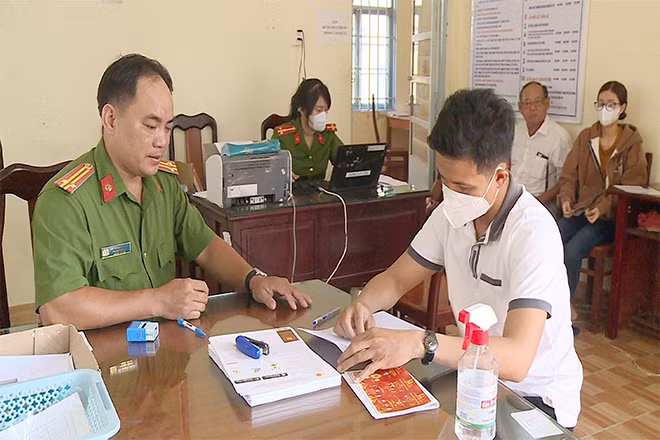 Tổ cấp căn cước công dân lưu động thực hiện nhiệm vụ tại xã Tham Đôn, huyện Mỹ Xuyên (Sóc Trăng). 