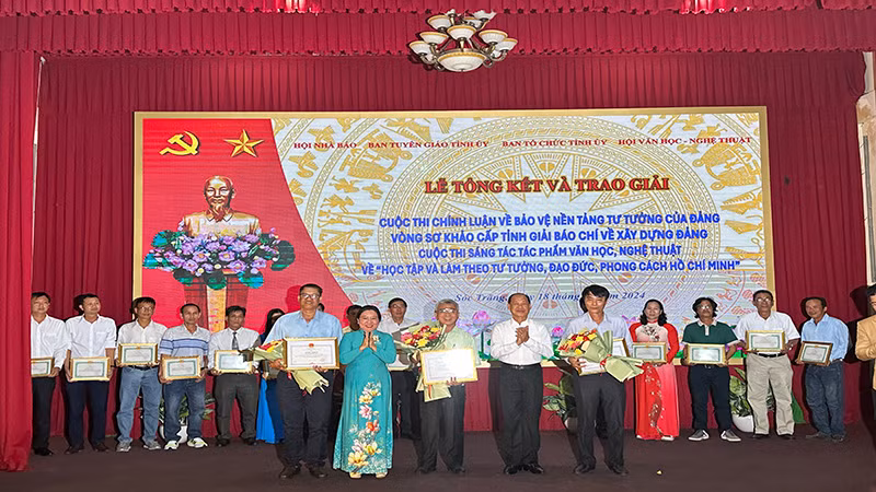 Trao giải cuộc thi sáng tác tác phẩm văn học, nghệ thuật về Bác Hồ.