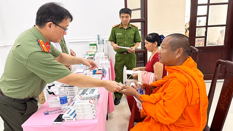 Các dược sĩ Công an tận tình cấp thuốc và hướng dẫn cách sử dụng cho đại biểu và người dân.