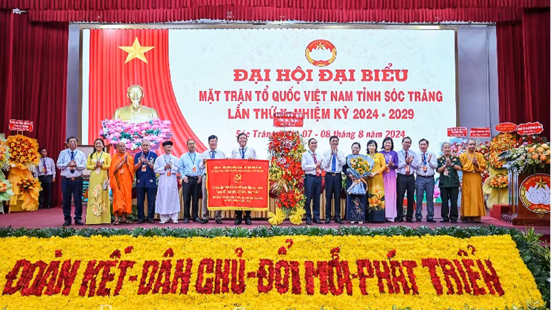 Bí thư Tỉnh ủy Sóc Trăng Lâm Văn Mẫn trao bức trướng của Tỉnh ủy Sóc Trăng cho Đại hội.