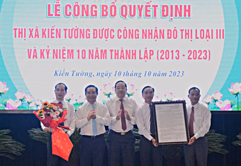 Lãnh đạo tỉnh Long An trao Quyết định của Bộ Xây dựng công nhận thị xã Kiến Tường (Long An) đạt đô thị loại III. 