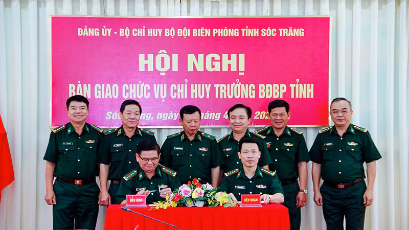 Đại tá Phạm Lê Xuân Bình và Đại tá Trịnh Kim Khâm ký biên bản bàn giao.