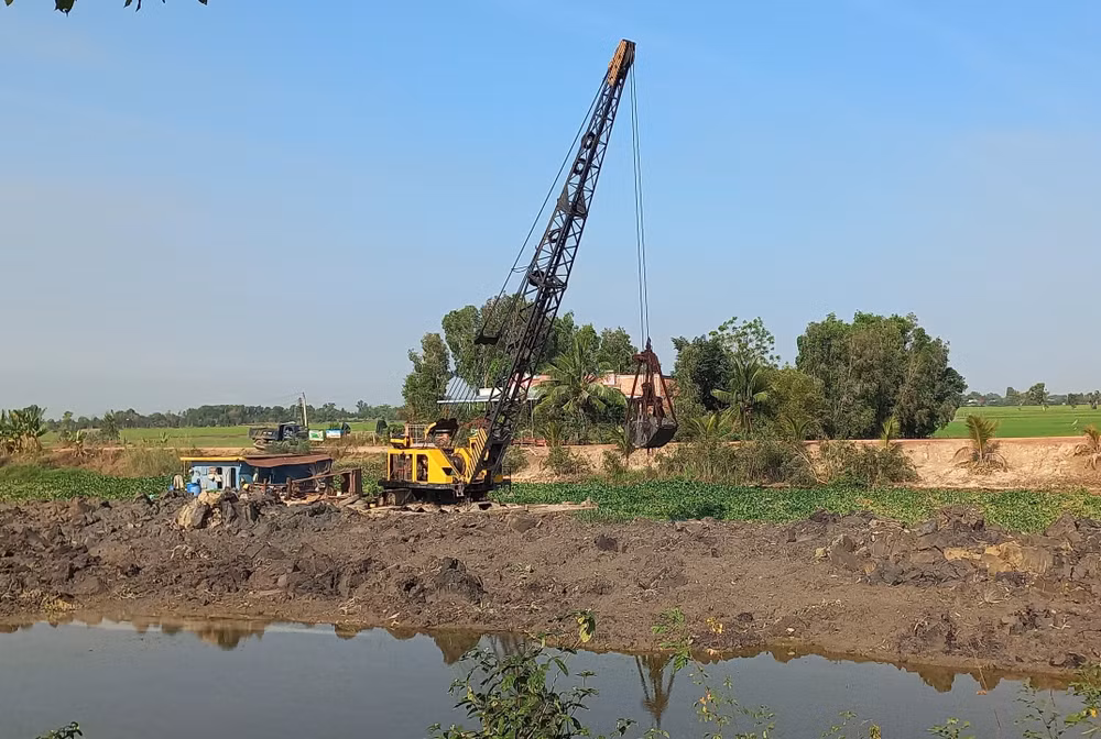 Ngành nông nghiệp huyện Vĩnh Hưng (Long An) đưa cơ giới gia cố đê bao bảo vệ diện tích lúa thu đông 2023. Ngành nông nghiệp huyện Vĩnh Hưng (Long An) đưa cơ giới gia cố đê bao bảo vệ diện tích lúa thu đông 2023.