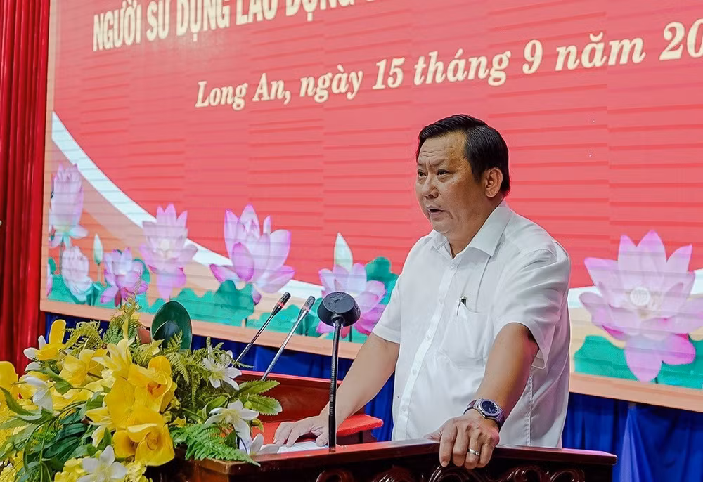 Phó Chủ tịch Ủy ban nhân dân tỉnh Long An Huỳnh Văn Sơn phát biểu chỉ đạo. Phó Chủ tịch Ủy ban nhân dân tỉnh Long An Huỳnh Văn Sơn phát biểu chỉ đạo.