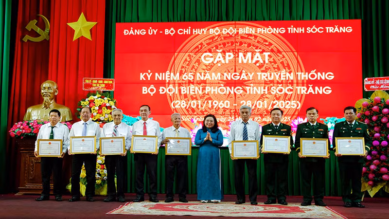 Phó Bí thư Thường trực Tỉnh ủy Sóc Trăng Hồ Thị Cẩm Đào tặng bằng khen cho các cá nhân.