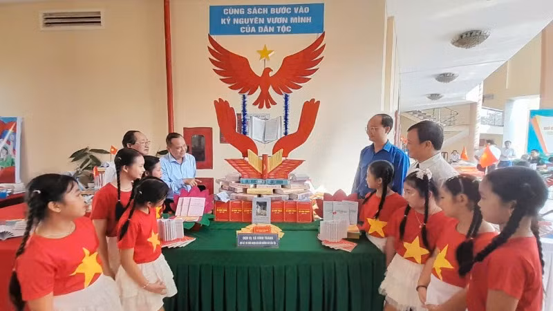 Lãnh đạo tỉnh, huyện và học sinh tham quan không gian giới thiệu sách, triển lãm trưng bày sách tại lễ phát động.