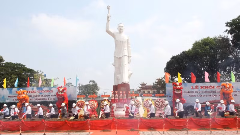 Lãnh đạo, nguyên lãnh đạo tỉnh và Trung ương động thổ khởi công dựng Khu lưu niệm đồng chí Võ Văn Tần và đồng chí Võ Văn Ngân.