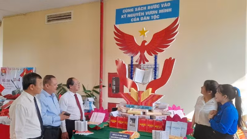 Lãnh đạo tỉnh và huyện tham quan gian giới thiệu sách, triển lãm trưng bày sách tại lễ phát động. 