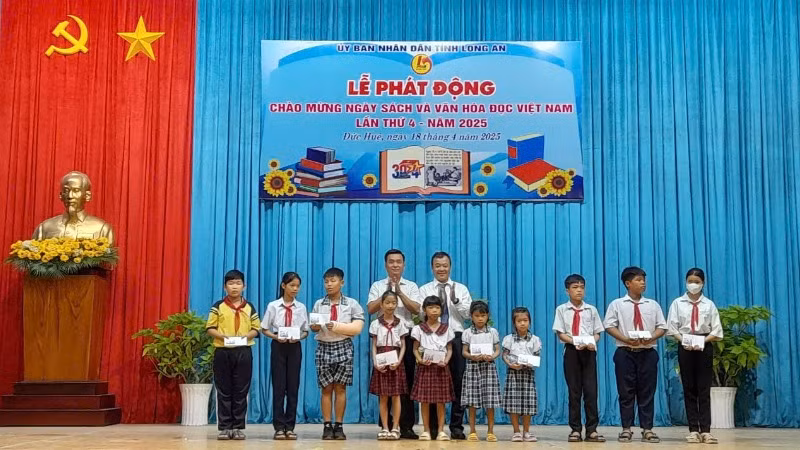 Lãnh đạo Sở Văn hóa, Thể thao và Du lịch Long An cùng nhà tài trợ trao học bổng cho học sinh có hoàn cảnh khó khăn trên địa bàn huyện biên giới Đức Huệ, Long An.