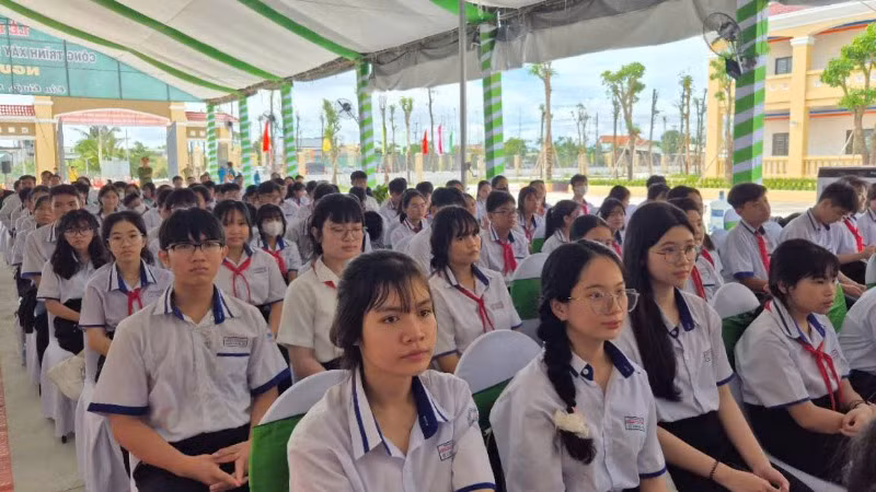 Trường trung học cơ sở và trung học phổ thông Nguyễn Thị Một dự lễ khánh thành. Trường trung học cơ sở và trung học phổ thông Nguyễn Thị Một dự lễ khánh thành.