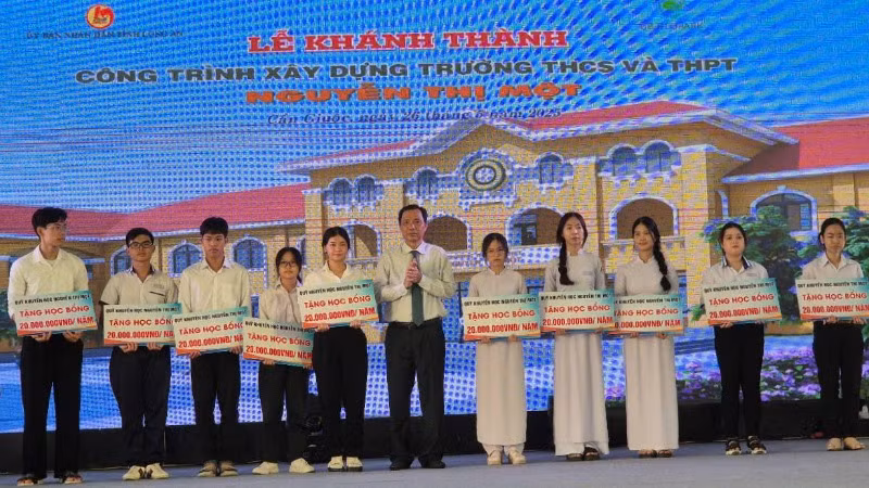 Hội khuyến học trao 10 suất học bổng trị giá 20 triệu đồng/suất cho 10 sinh viên là học sinh đã học tại trường. Hội khuyến học trao 10 suất học bổng trị giá 20 triệu đồng/suất cho 10 sinh viên là học sinh đã học tại trường.