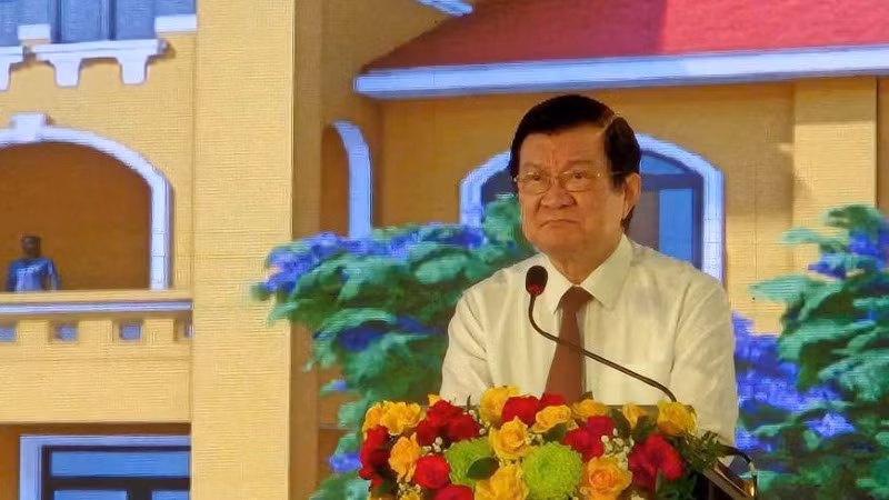 Nguyên Chủ tịch nước Trương Tấn Sang phát biểu tại lễ khánh thành trường. Nguyên Chủ tịch nước Trương Tấn Sang phát biểu tại lễ khánh thành trường.