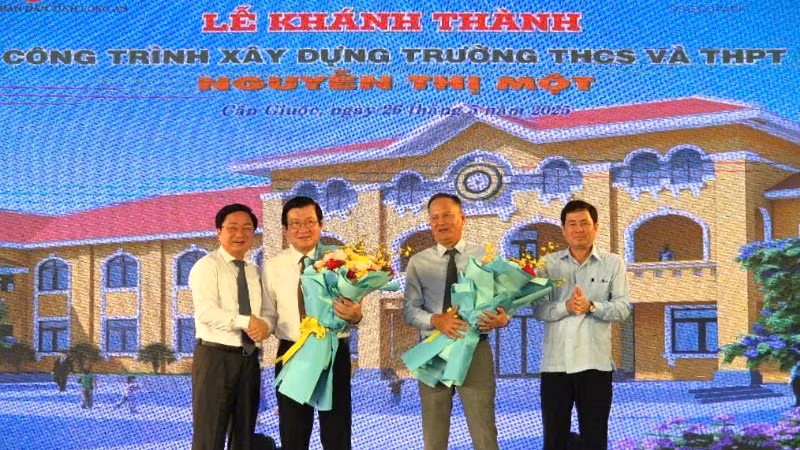 Lãnh đạo tỉnh Long An tri ân nguyên Chủ tịch nước Trương Tấn Sang và nhà tài trợ. Lãnh đạo tỉnh Long An tri ân nguyên Chủ tịch nước Trương Tấn Sang và nhà tài trợ.