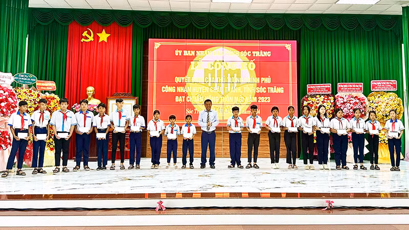 Doanh nghiệp tặng học bổng cho học sinh dân tộc vượt khó học giỏi