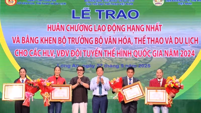 Lãnh đạo tỉnh Long An thừa ủy quyền của Chủ tịch nước, trao Huân chương Lao động hạng Nhất cho cá nhân là vận động viên và huấn luyện viên Đội tuyển Thể hình quốc gia.