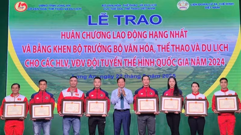 Lãnh đạo tỉnh Long An trao Bằng khen của Bộ trưởng Bộ Văn hóa, Thể thao và Du lịch cho các cá nhân là vận động viên và huấn luyện viên Đội tuyển Thể hình quốc gia.