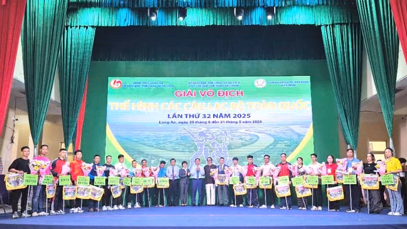 Ban tổ chức trao cờ luân lưu cho 20 câu lạc bộ thể hình trên toàn quốc.