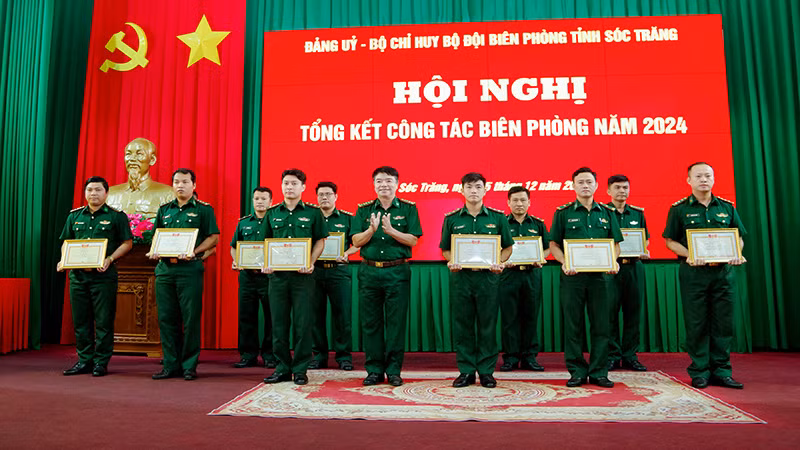 Khen thưởng các cá nhân xuất sắc trong phong trào thi đua Quyết thắng năm 2024.