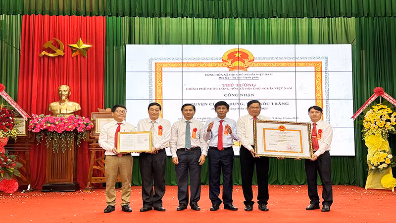 Thừa ủy nhiệm của Thủ tướng Chính phủ, Bí thư Tỉnh ủy Sóc Trăng Lâm Văn Mẫn và Chủ tịch Ủy ban nhân dân tỉnh Sóc Trăng Trần Văn Lâu trao Quyết định công nhận Cù Lao Dung là huyện nông thôn mới.