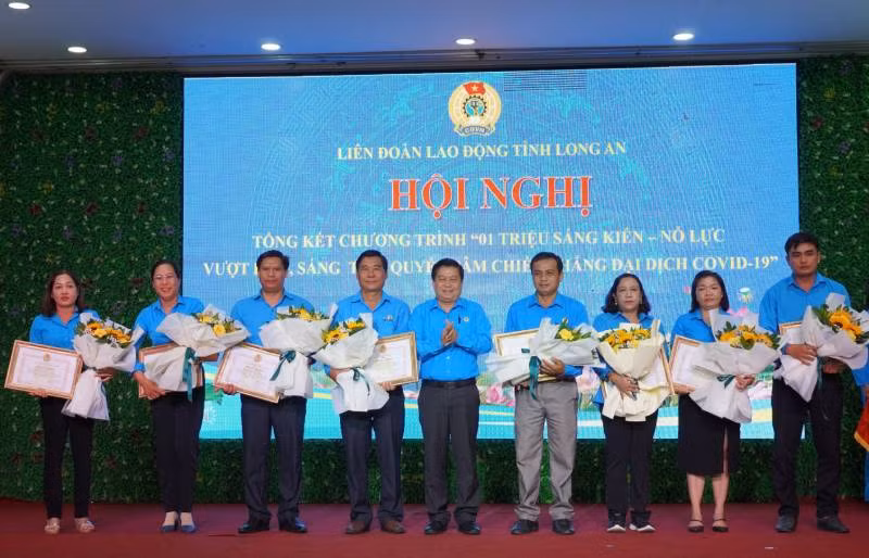 Chủ tịch Liên đoàn Lao động tỉnh Long An tặng bằng khen cho các cá nhân có thành tích tiêu biểu trong thực hiện Chương trình “1 triệu sáng kiến - nỗ lực vượt khó, sáng tạo, quyết tâm chiến thắng đại dịch Covid-19”.