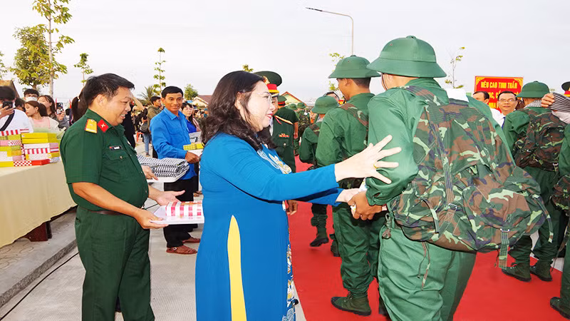 Phó Bí thư Thường trực Tỉnh ủy Sóc Trăng Hồ Thị Cẩm Đào tiễn thanh niên tòng quân.