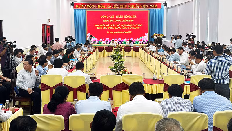 Các địa phương tích cực thảo luận bàn giải pháp tăng tốc thi công đường cao tốc.