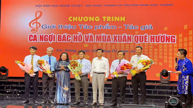 Lãnh đạo tỉnh Sóc Trăng tặng hoa chúc mừng các nhạc sĩ.