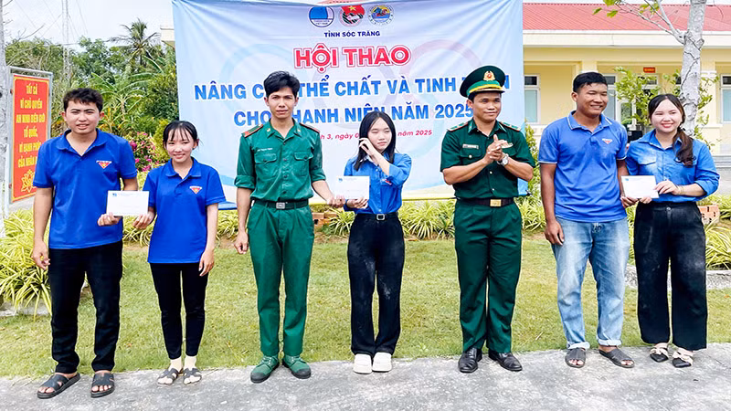 Trao giải cho các đội đạt giải cao trong tham gia thi đấu thể thao và các trò chơi dân gian.