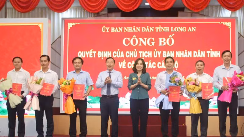 Lãnh đạo tỉnh Long An trao Quyết định điều động, bổ nhiệm Giám đốc cùng 5 Phó Giám đốc Sở Nội vụ. Lãnh đạo tỉnh Long An trao Quyết định điều động, bổ nhiệm Giám đốc cùng 5 Phó Giám đốc Sở Nội vụ.