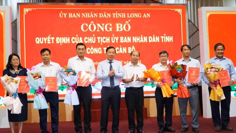 Lãnh đạo tỉnh Long An trao Quyết định điều động, bổ nhiệm Giám đốc cùng 5 Phó Giám đốc Sở Nông nghiệp và Môi trường. Lãnh đạo tỉnh Long An trao Quyết định điều động, bổ nhiệm Giám đốc cùng 5 Phó Giám đốc Sở Nông nghiệp và Môi trường.