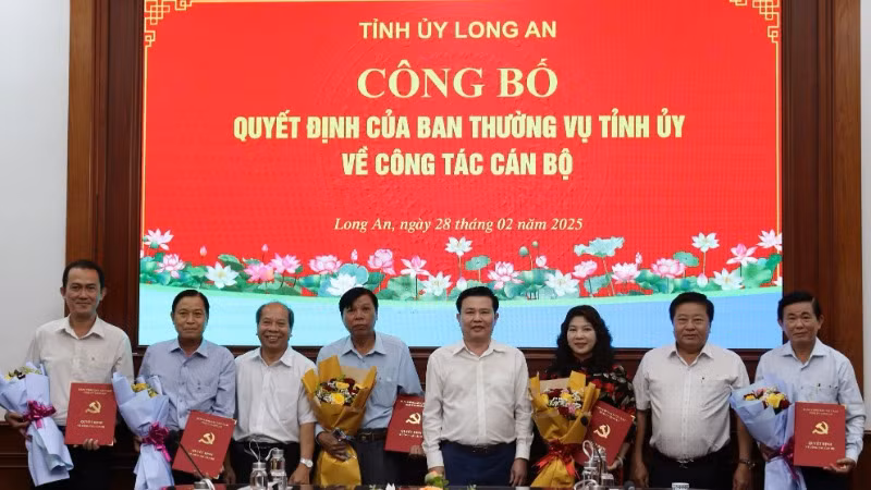 Tỉnh ủy công bố Quyết định điều động và cán bộ tự nguyện nghỉ hưu trước tuổi. Tỉnh ủy công bố Quyết định điều động và cán bộ tự nguyện nghỉ hưu trước tuổi.