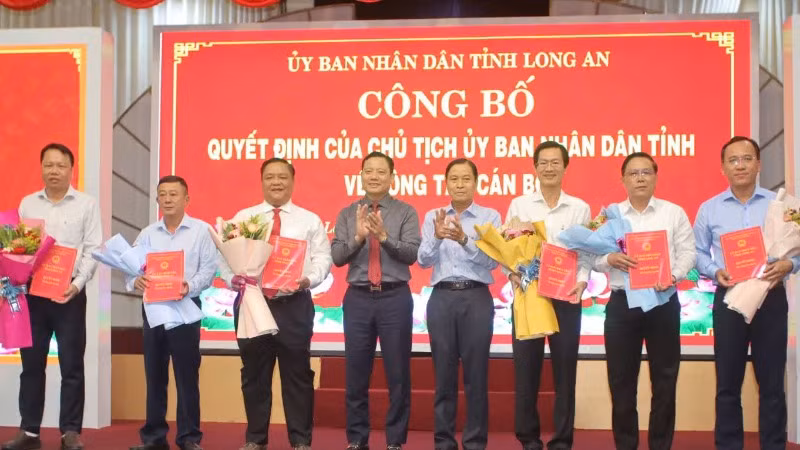 Lãnh đạo tỉnh Long An trao Quyết định điều động, bổ nhiệm Giám đốc cùng 5 Phó Giám Sở Xây dựng. Lãnh đạo tỉnh Long An trao Quyết định điều động, bổ nhiệm Giám đốc cùng 5 Phó Giám Sở Xây dựng.