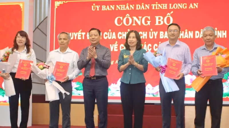 Lãnh đạo tỉnh Long An trao Quyết định điều động, bổ nhiệm Giám đốc cùng 3 Phó Giám Sở Khoa học và Công nghệ. Lãnh đạo tỉnh Long An trao Quyết định điều động, bổ nhiệm Giám đốc cùng 3 Phó Giám Sở Khoa học và Công nghệ.