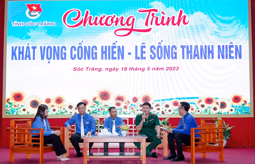 Các thanh niên tiên tiến giao lưu tại Chương trình “Khát vọng cống hiến - lẽ sống thanh niên”.