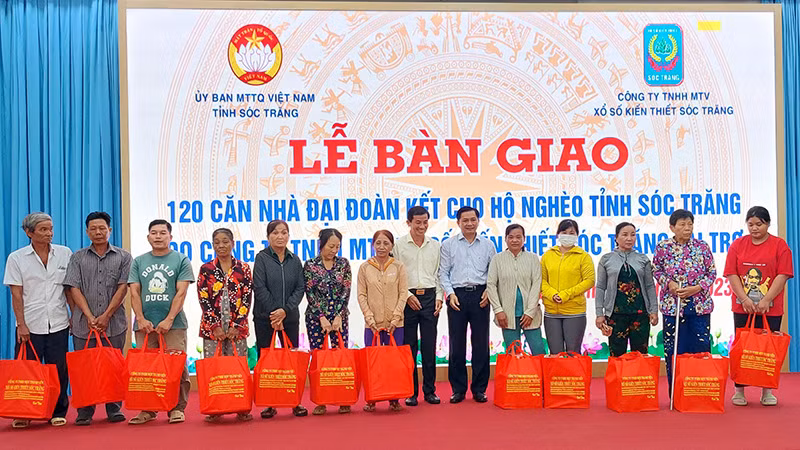 Ủy ban Mặt trận Tổ quốc Việt Nam tỉnh Sóc Trăng phối hợp Công ty Xổ số kiến thiết Sóc Trăng tặng 120 căn nhà cho hộ nghèo.