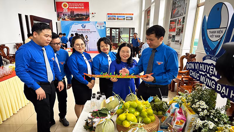 Lãnh đạo Trung ương ương Hội và đại biểu tham quan sản phẩm khởi nghiệp của thanh niên Sóc Trăng.