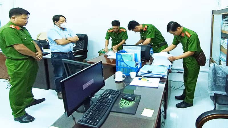 Công an Sóc Trăng khám và bắt đối tượng vi phạm lĩnh vực tài nguyên.